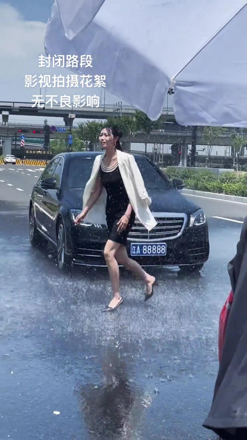 現(xiàn)在拍短劇也不容易?。∨輪T從豪車下來被淋一身全濕！