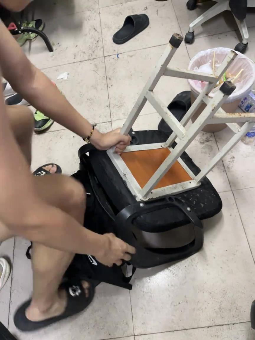 男子自己改裝宿舍椅子，簡直是個天才