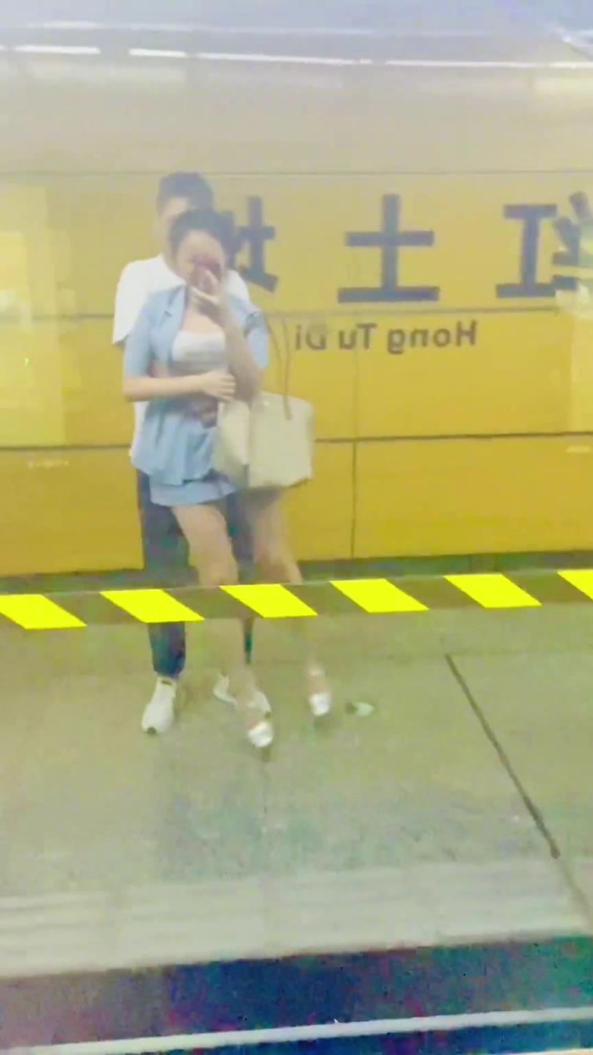 等地鐵無(wú)聊，直接把老婆抱起來(lái)?yè)u？