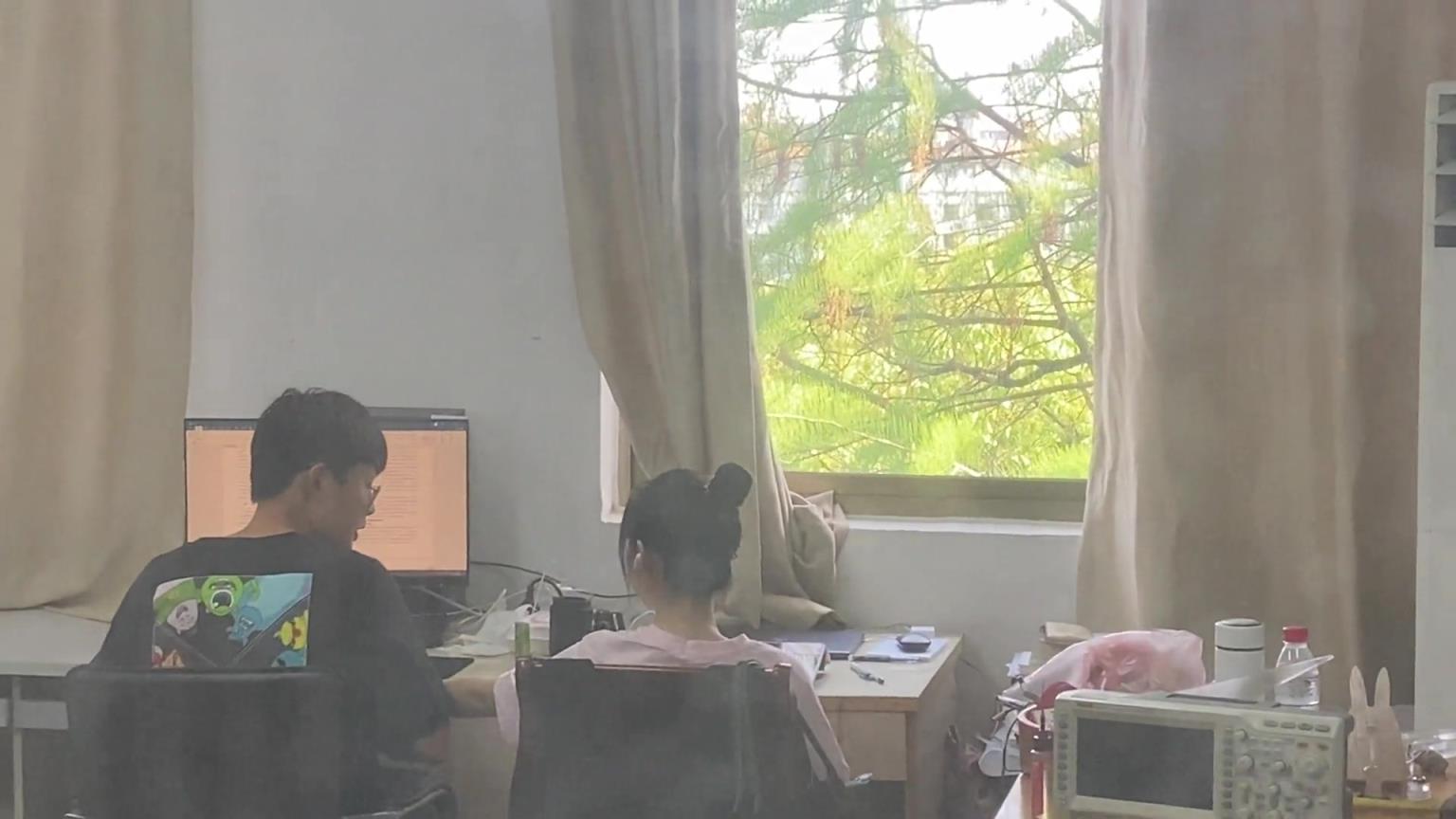偷拍兄弟和女生談戀愛(ài)被發(fā)現(xiàn)，趕緊跑！