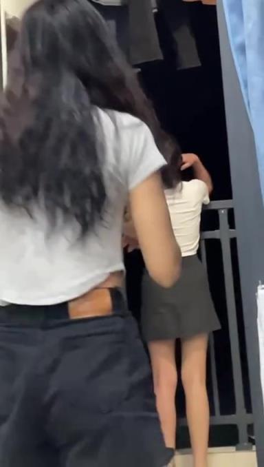 舍友哭得稀里嘩啦，你安慰她干嘛還打她？