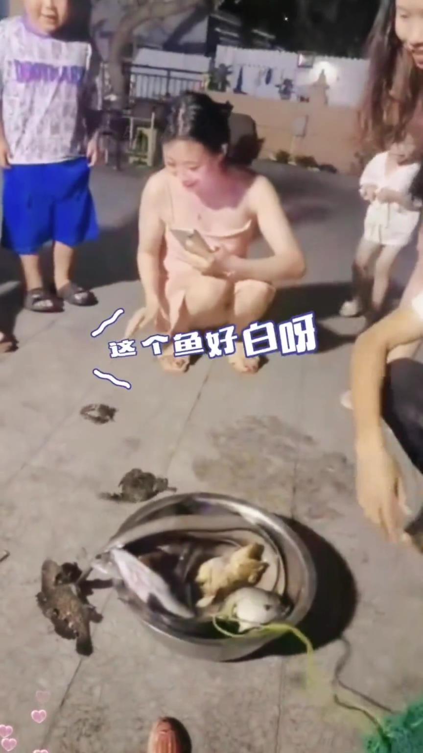 今天撈魚收獲滿滿，一家人晚上都可以加餐了！