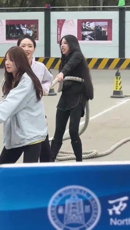 女生的表情看著很是賣力呀！！
