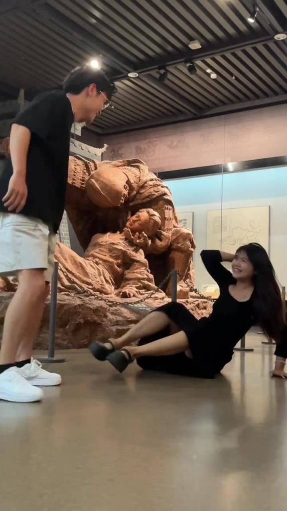 你居然敢這樣摔你的女朋友??？！