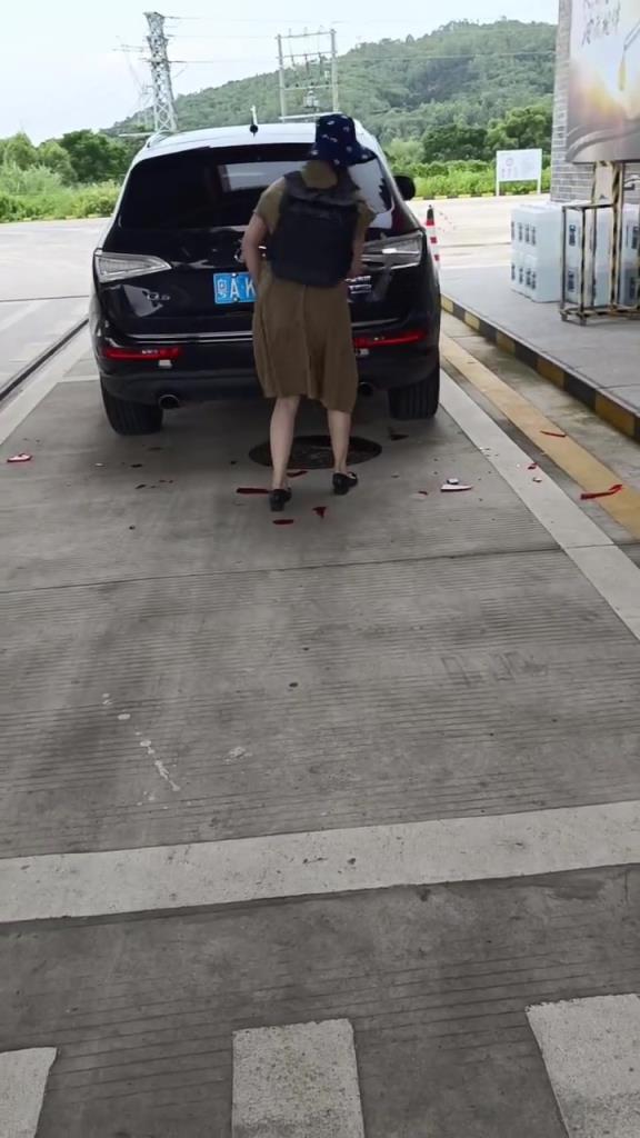 就你叫燈廠是吧？女子情緒失控對著奧迪Q5車燈猛砸
