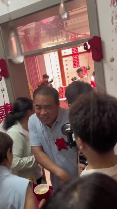 老丈人：好不容易出去了，誰敢攔著