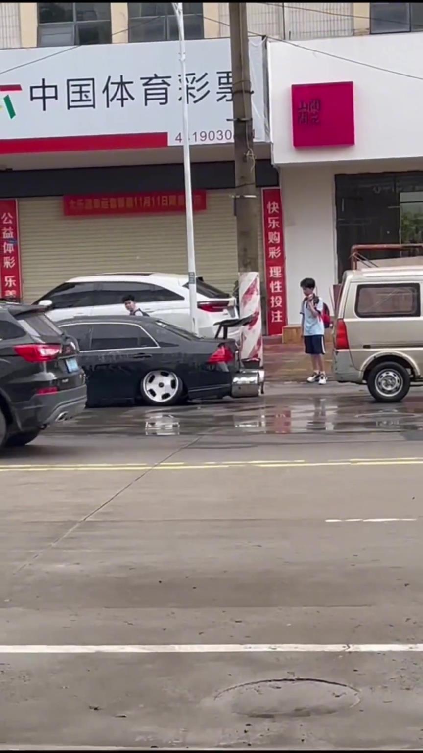 這種后面追尾都是他全責(zé)吧？！