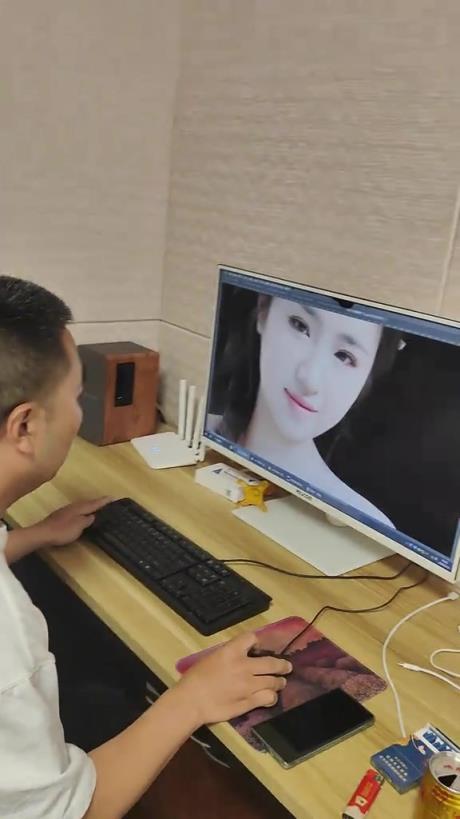 熊：要不是母老虎來(lái)了，別以為我會(huì)怕你們這群狗！