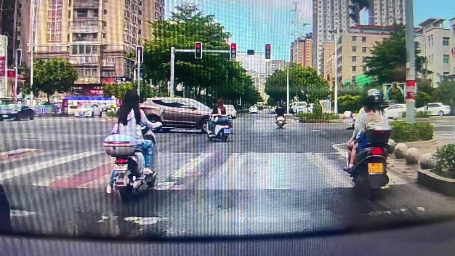 女子闖紅燈還拿瓶子亂丟。想砸人家綠燈通行的車？？