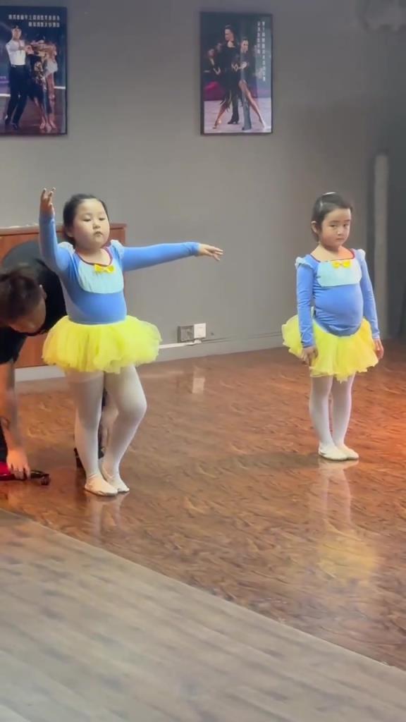 小女孩“優(yōu)雅”又不失嚴(yán)肅??！