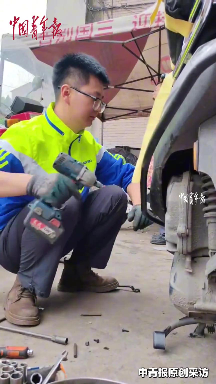 97年修車小伙以機(jī)油為墨、扳手為筆，在泡沫板上繪畫