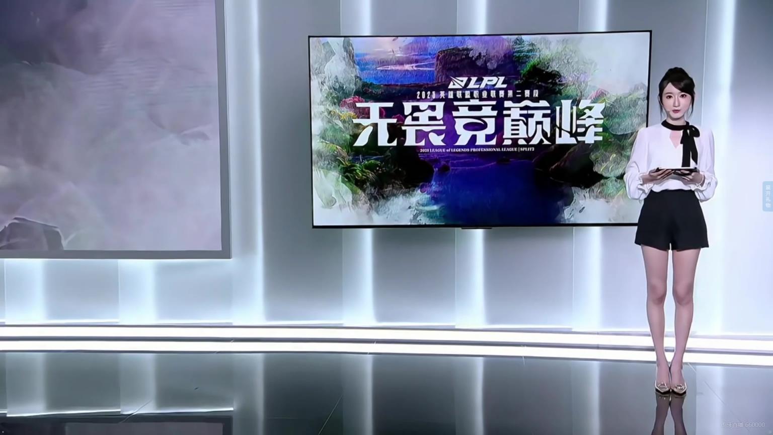 好好看本场互动女主持人童童出场：黑白套装，脖子绑带惹眼
