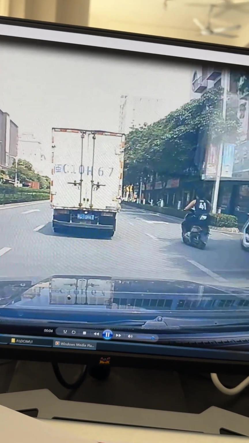 抬頭是這樣硬拉嗎？那種800斤機車也硬拉嗎？