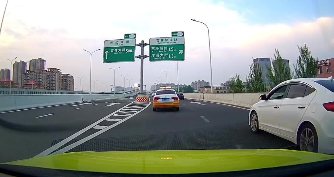 你這樣開(kāi)車都把女生嚇到了?。?！