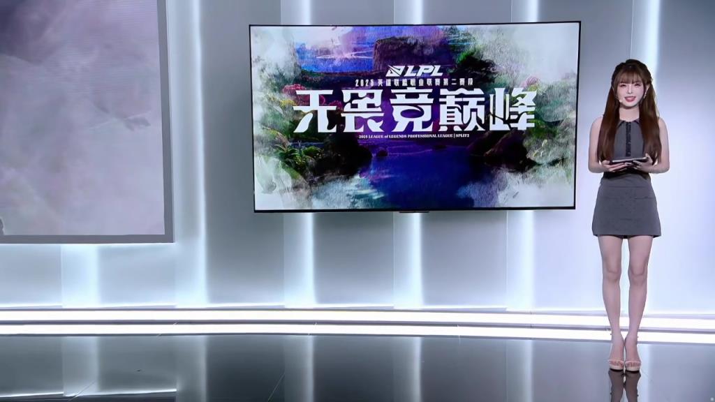 LPL互动女主持人泱泱出镜：无袖连衣裙，这腿真的润