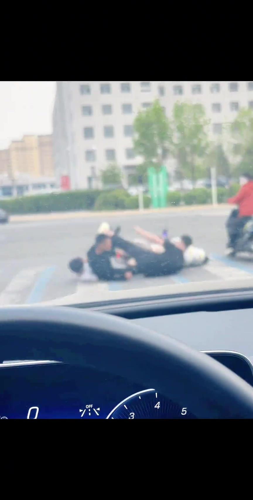 騎摩托那小子真不咋地，不趕緊扶人先扶摩托！