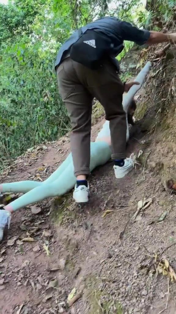 不懂就問，這樣爬山是為了擺拍發(fā)朋友圈嗎？