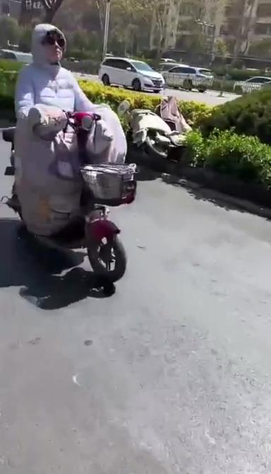 怪不得半天不起來，蹲貴人呢，幸虧開著錄像呢！！