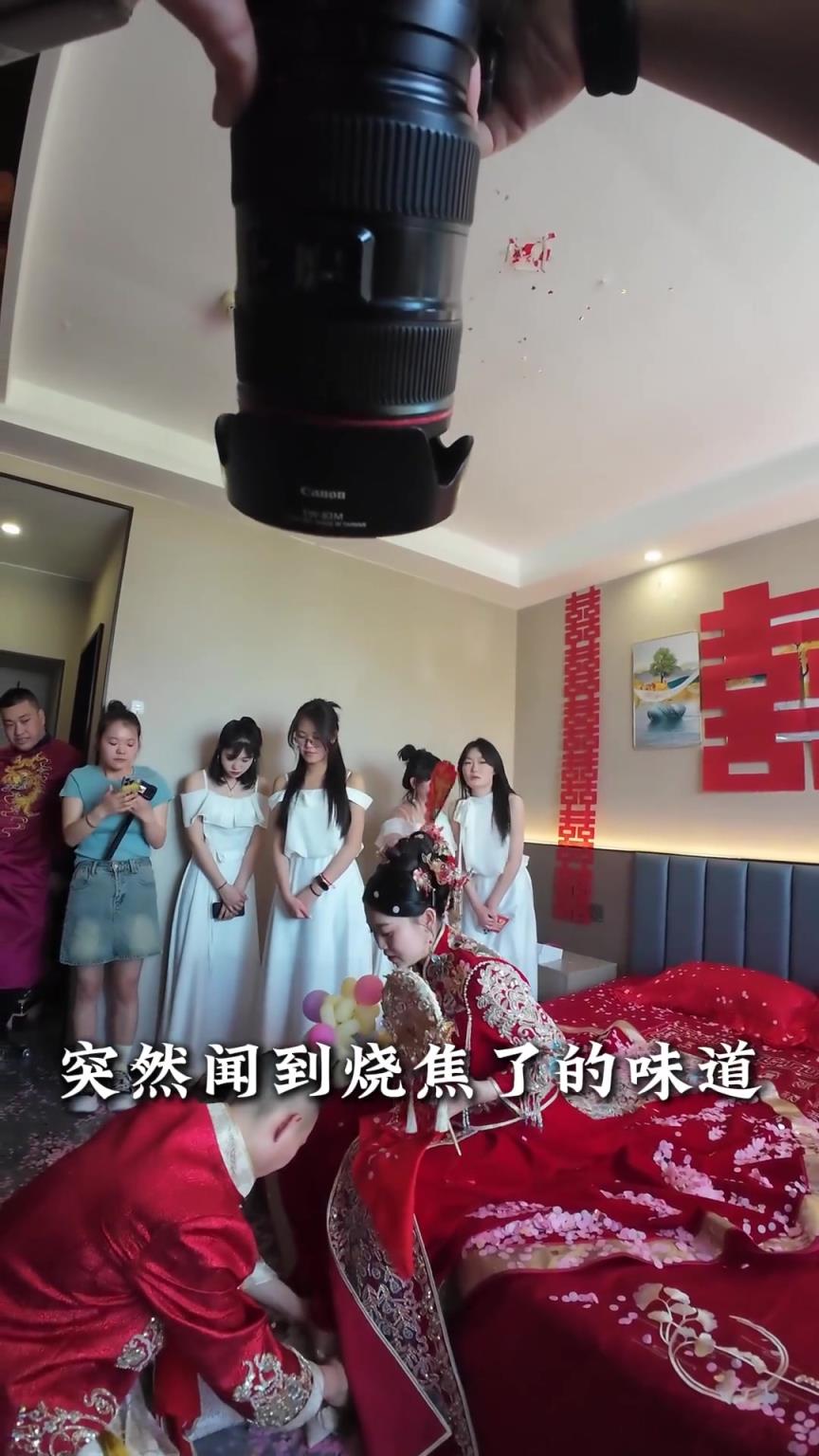 突然聞到燒焦味！此時攝影師看著攝影燈心都碎了