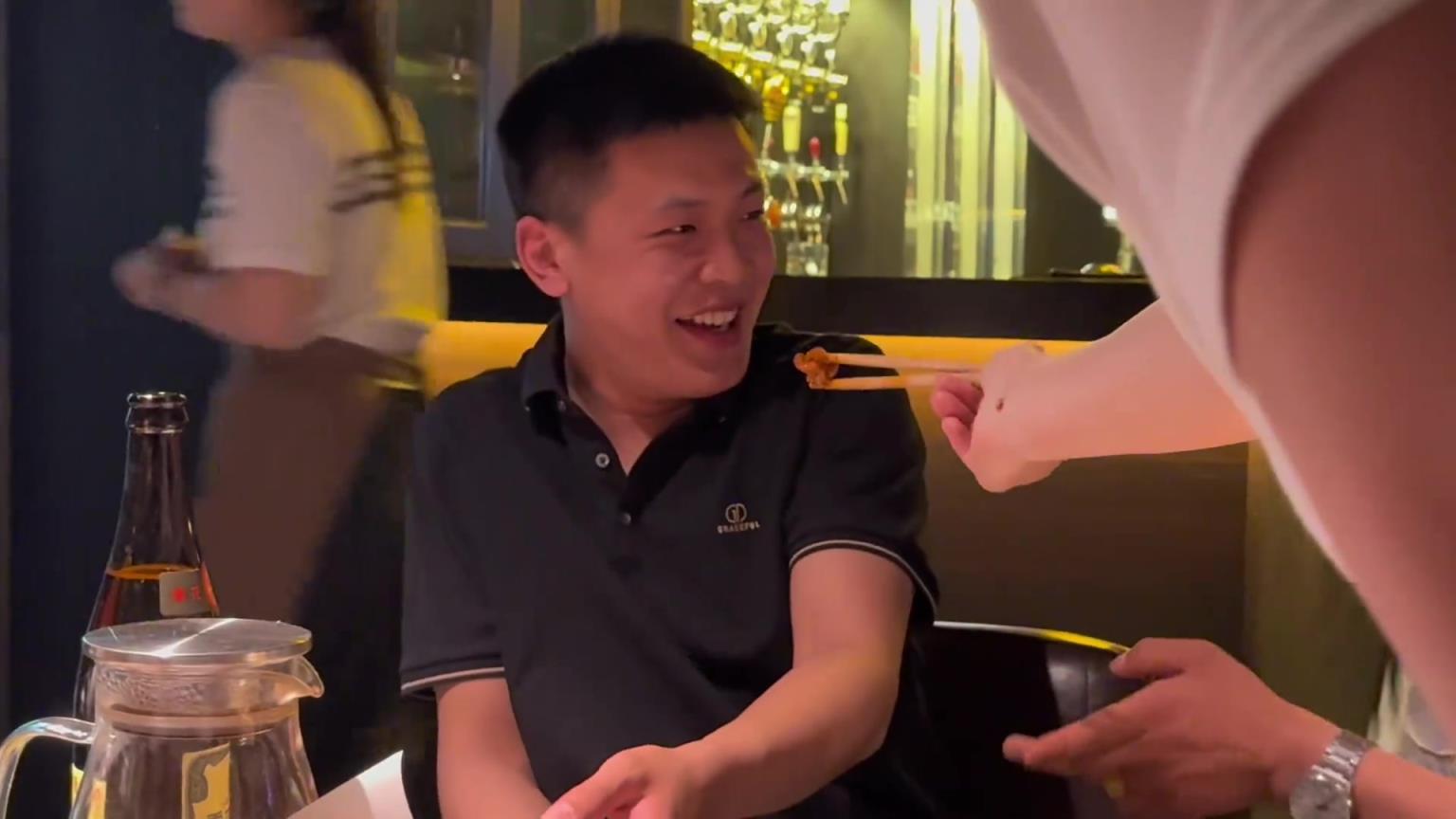 男女之間一般都是從玩笑開始的！！