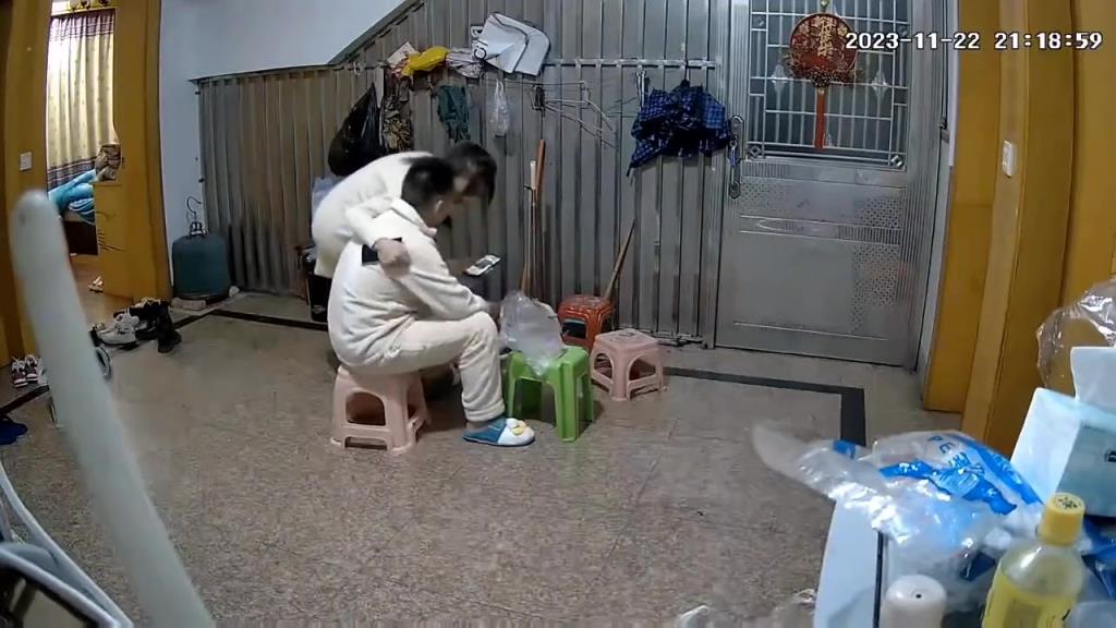 嬌妻的份量！老婆求丈夫抱抱，上去之后椅子遭殃