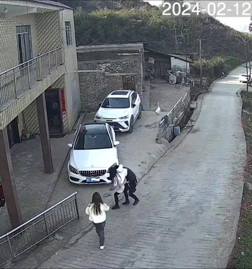 都是練過的？夫妻走路上突然開始互相抱摔