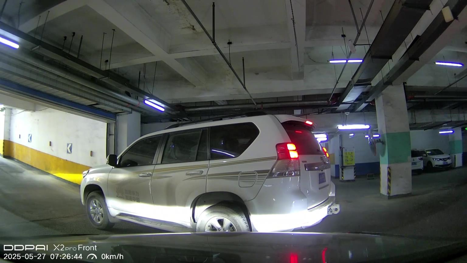 小車地庫出口溜車，感謝前車扛下了所有！