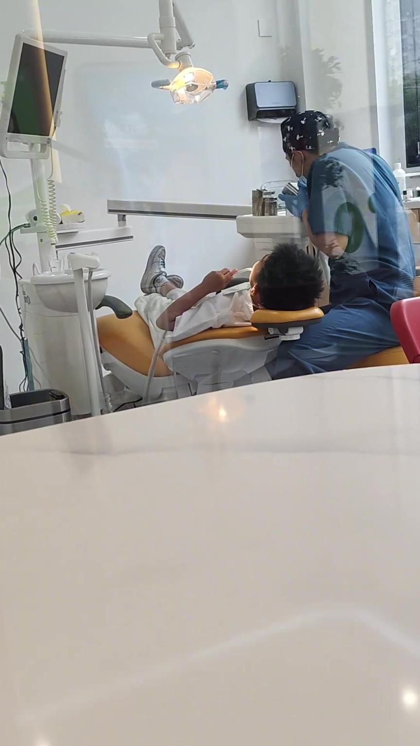 護(hù)士：小孩哥你人還怪好的，把我的活都干了