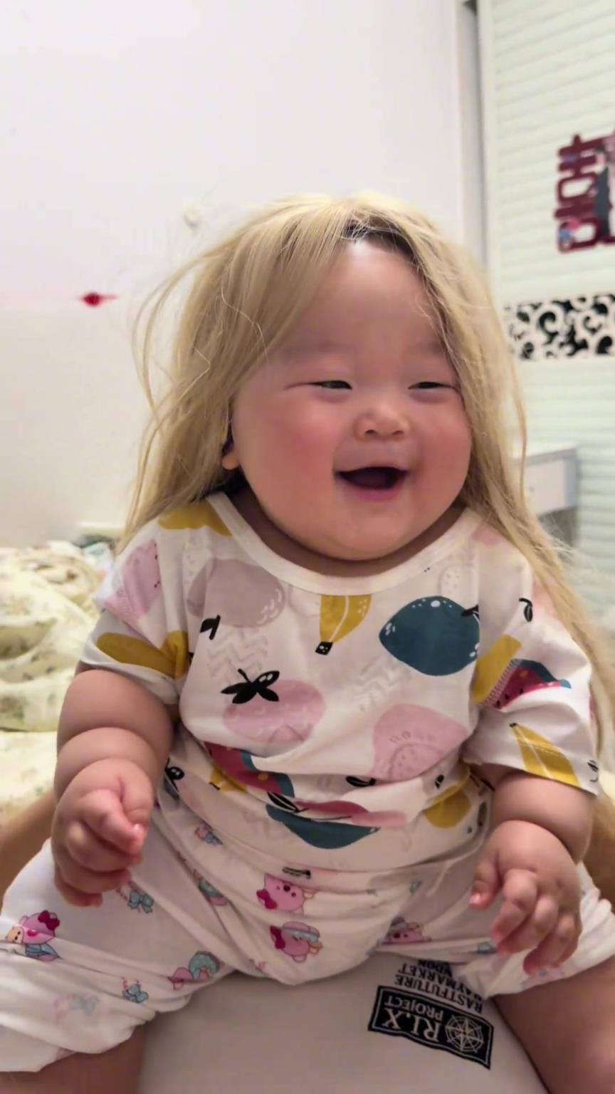 給兒子戴上假發(fā)，也是圓了爸爸的女兒夢
