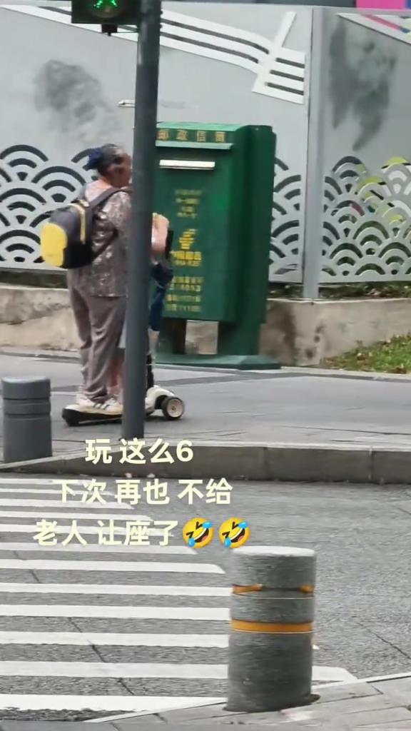 奶奶就這樣滑著板車帶孩子回家？不得不說很6