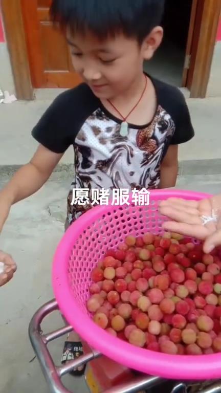 愿賭服輸，瞧給孩子酸的，眼睛都睜不開