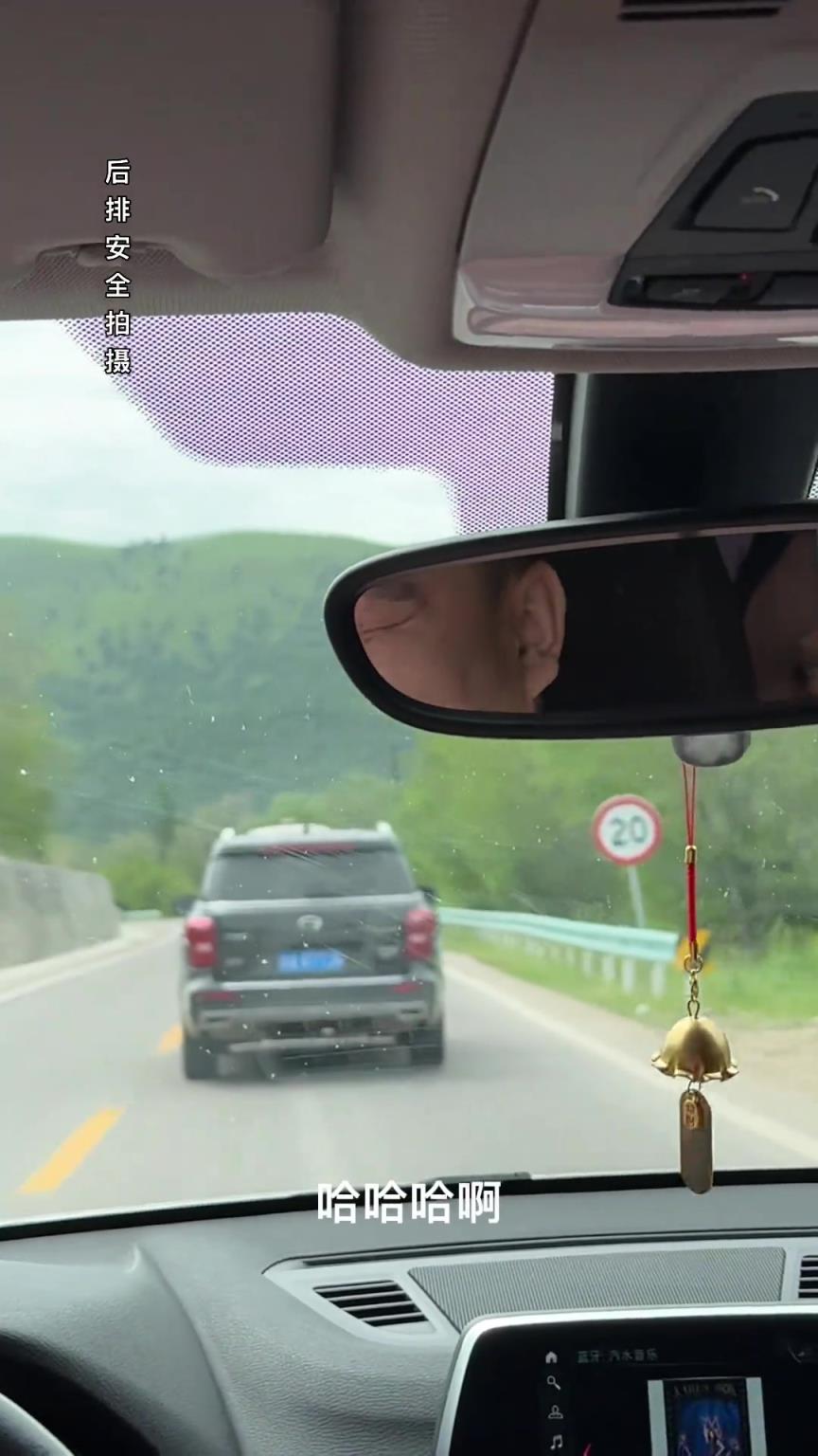 大哥是真的睜著眼睛開車，不信讓他閉上給你看看