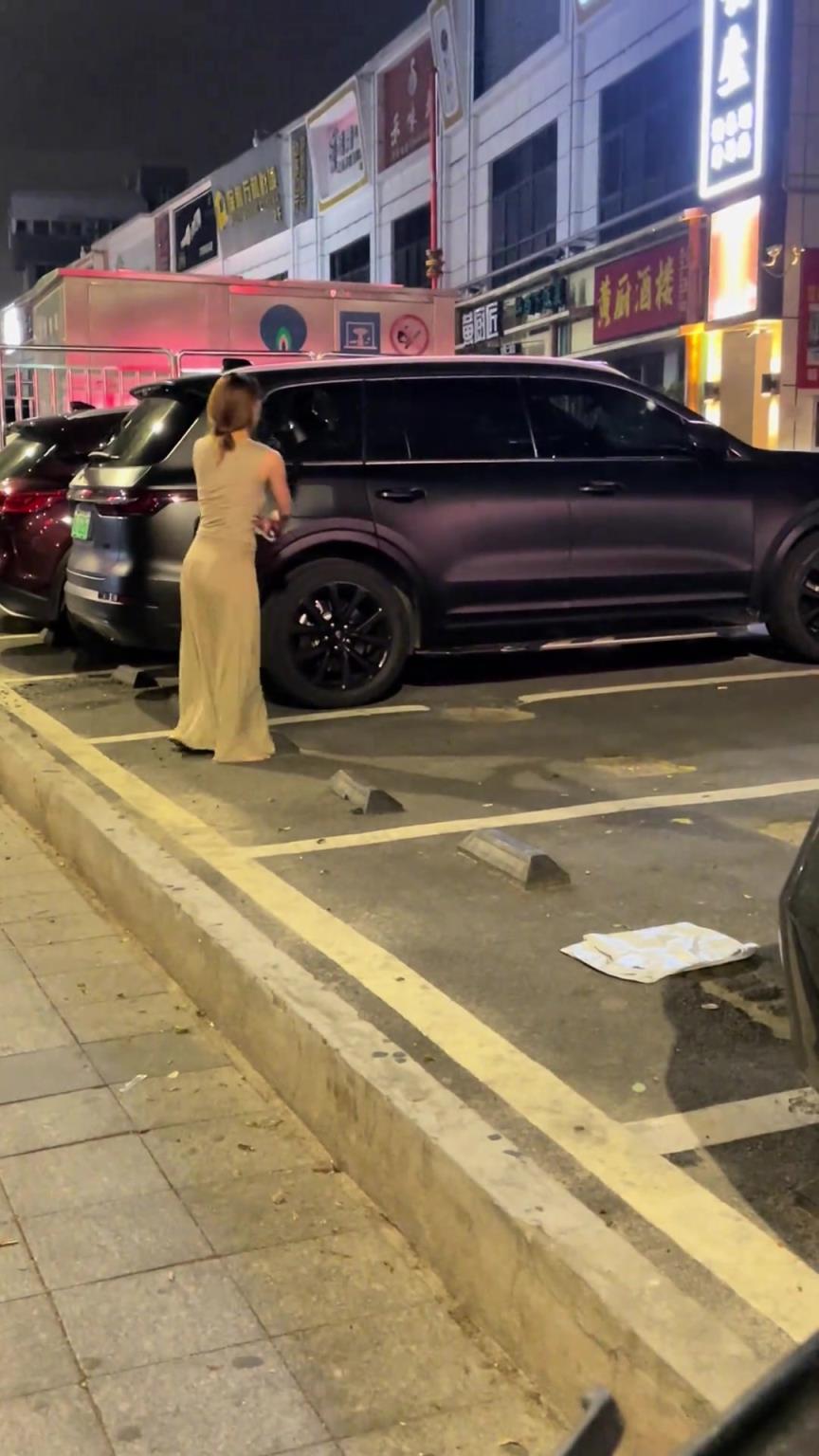 大姐是个狠人，发生什么事了要砸车呢？