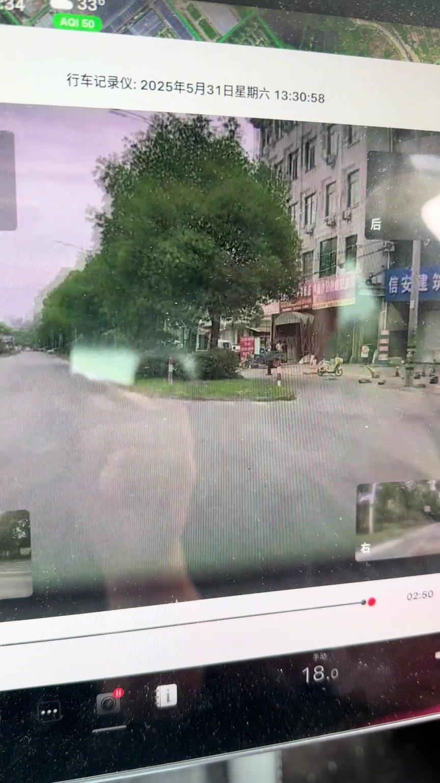 三輪車突然拐彎，給視頻車嚇到撞向路邊門店