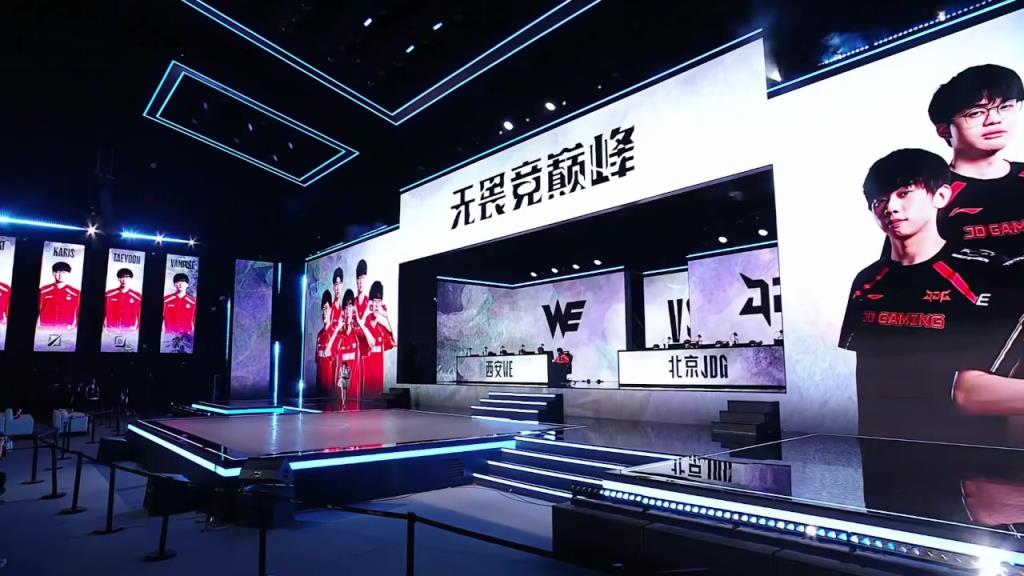 主持人骆歆出场：纯白造型+一双筷子腿~