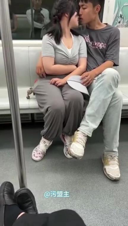 看的出来小情侣已经有点迫不及待了……