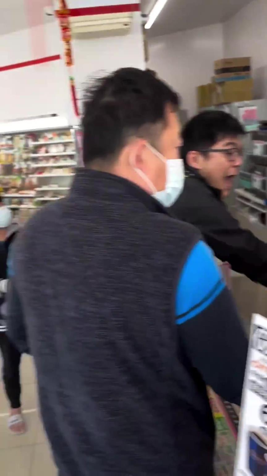 一男子对女店员骚扰袭胸！！！