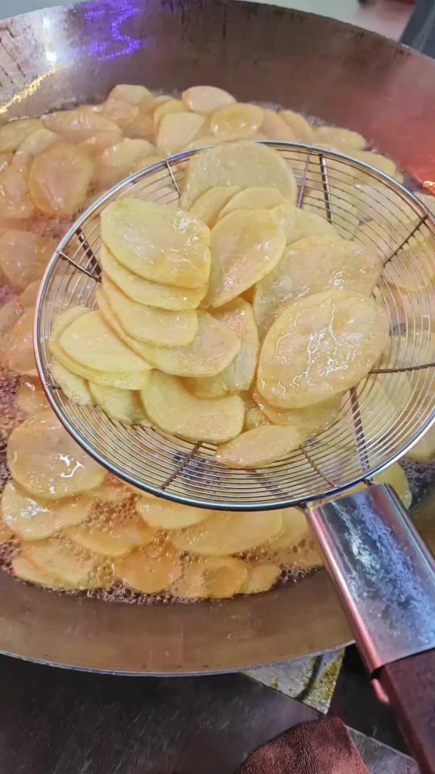 两锅都是油炸，为啥捞起来放在这锅里就起泡了呢？