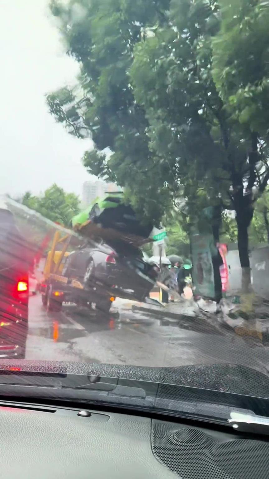 这是拖车爆胎了吗？