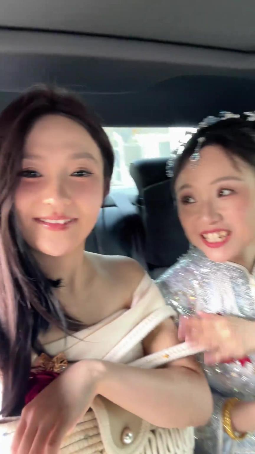 第一次見(jiàn)伴娘坐中間的