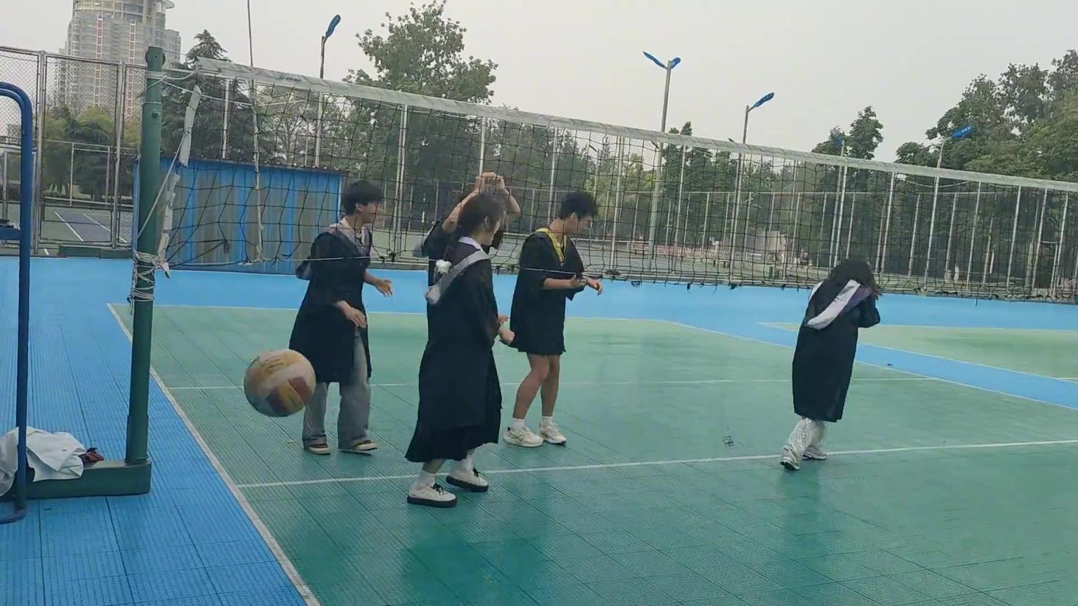 那小姐姐眼鏡都碎掉了，你們還在那笑