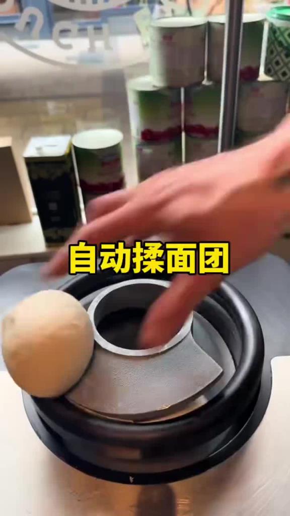 自動揉面機，揉面過程看著很解壓！