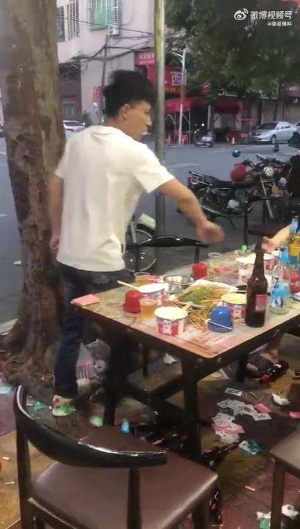 傷敵0，自損1000，自己把自己砸的滿頭血！