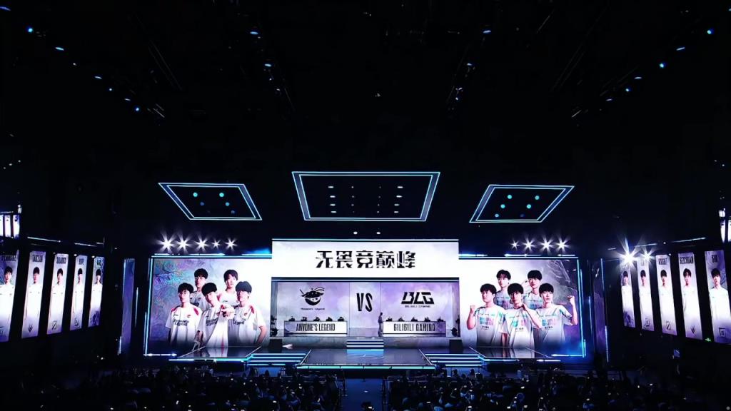 胜决开始有你！今日现场主持余霜 经典旗袍登场