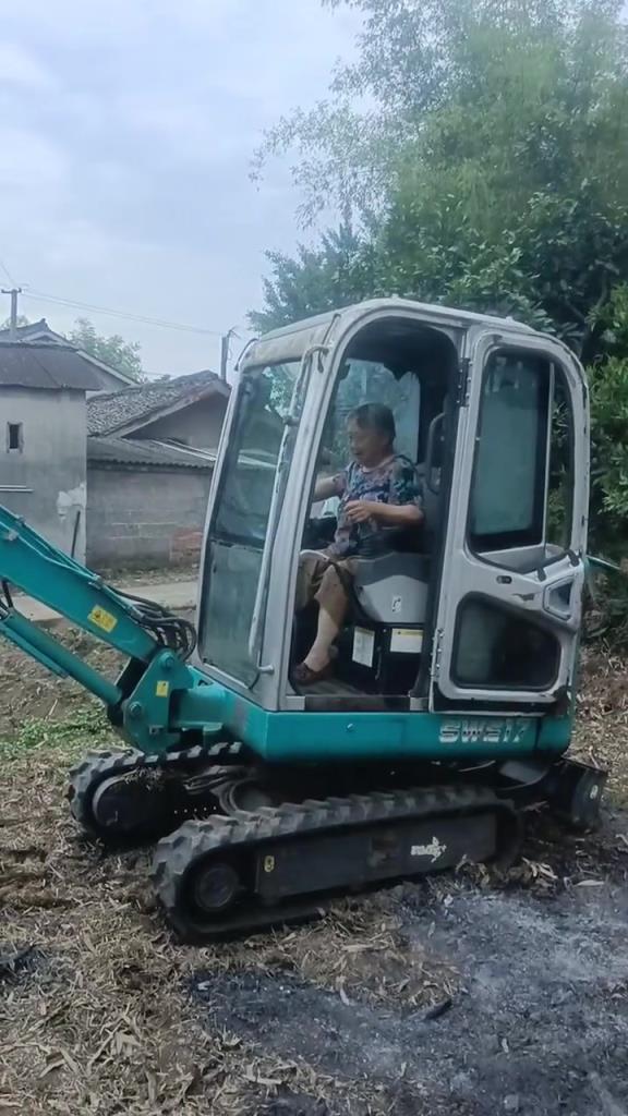 硬生生的把挖掘机开成了摇摇车！