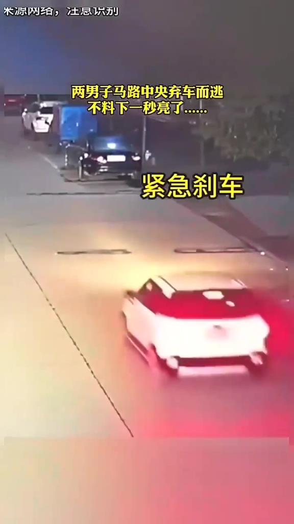 这是在车里面放鞭炮了？