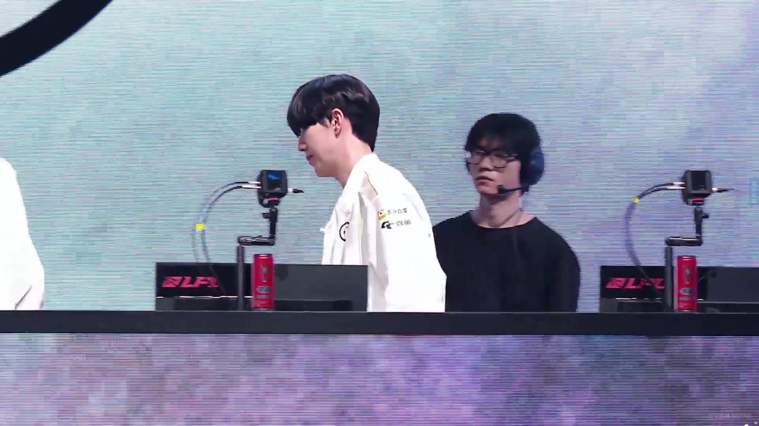 賽后Theshy面無(wú)表情，Kid解說(shuō)臺(tái)上直接表示