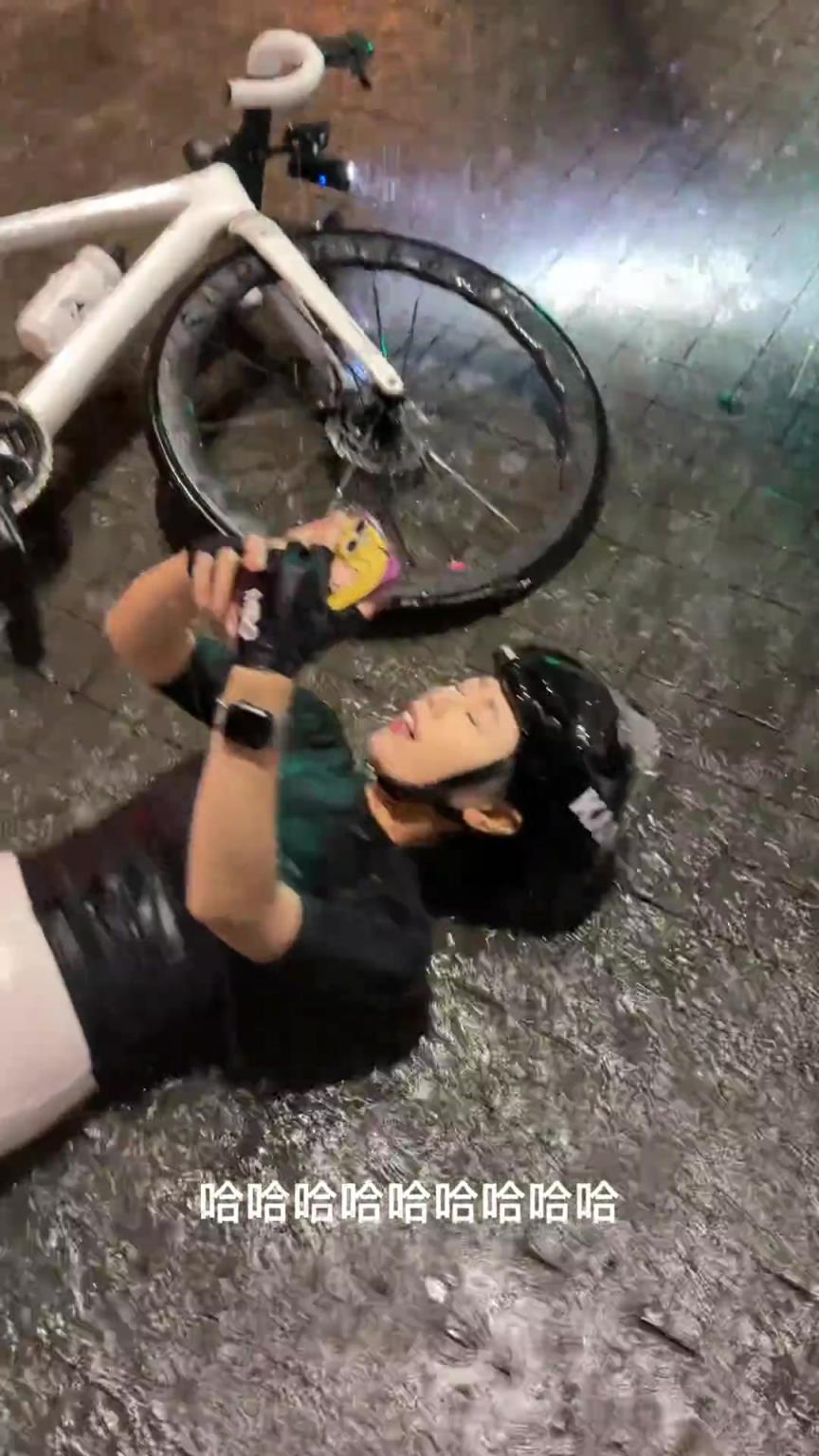 女骑手就是不一般，喜欢躺地上淋雨