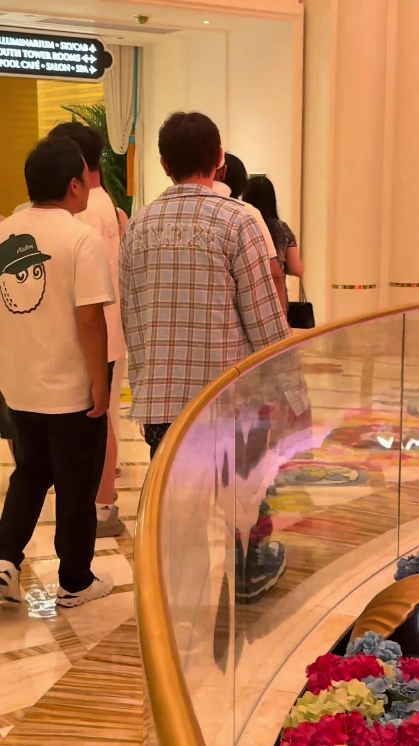 难得啊，王思聪出门身边居然没有女生？！
