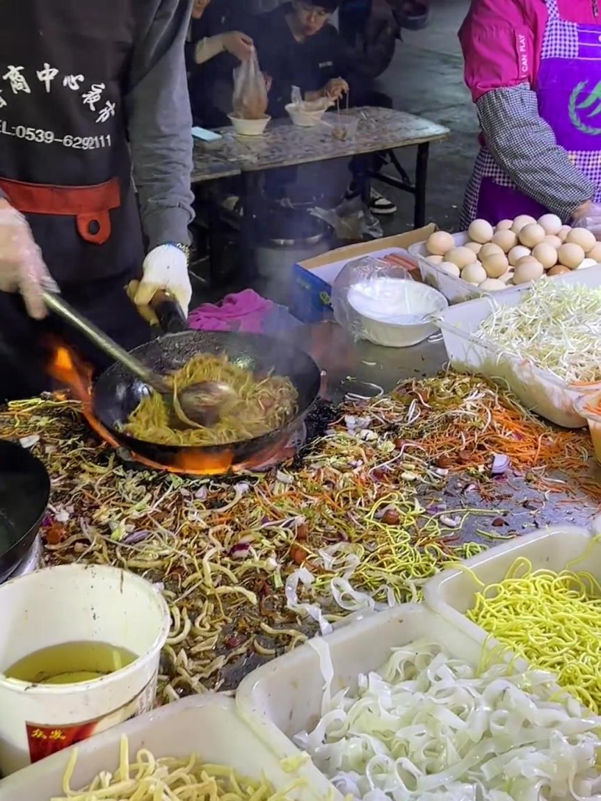 這是王者路邊攤炒粉！旁邊灑出的面料還能當夜宵